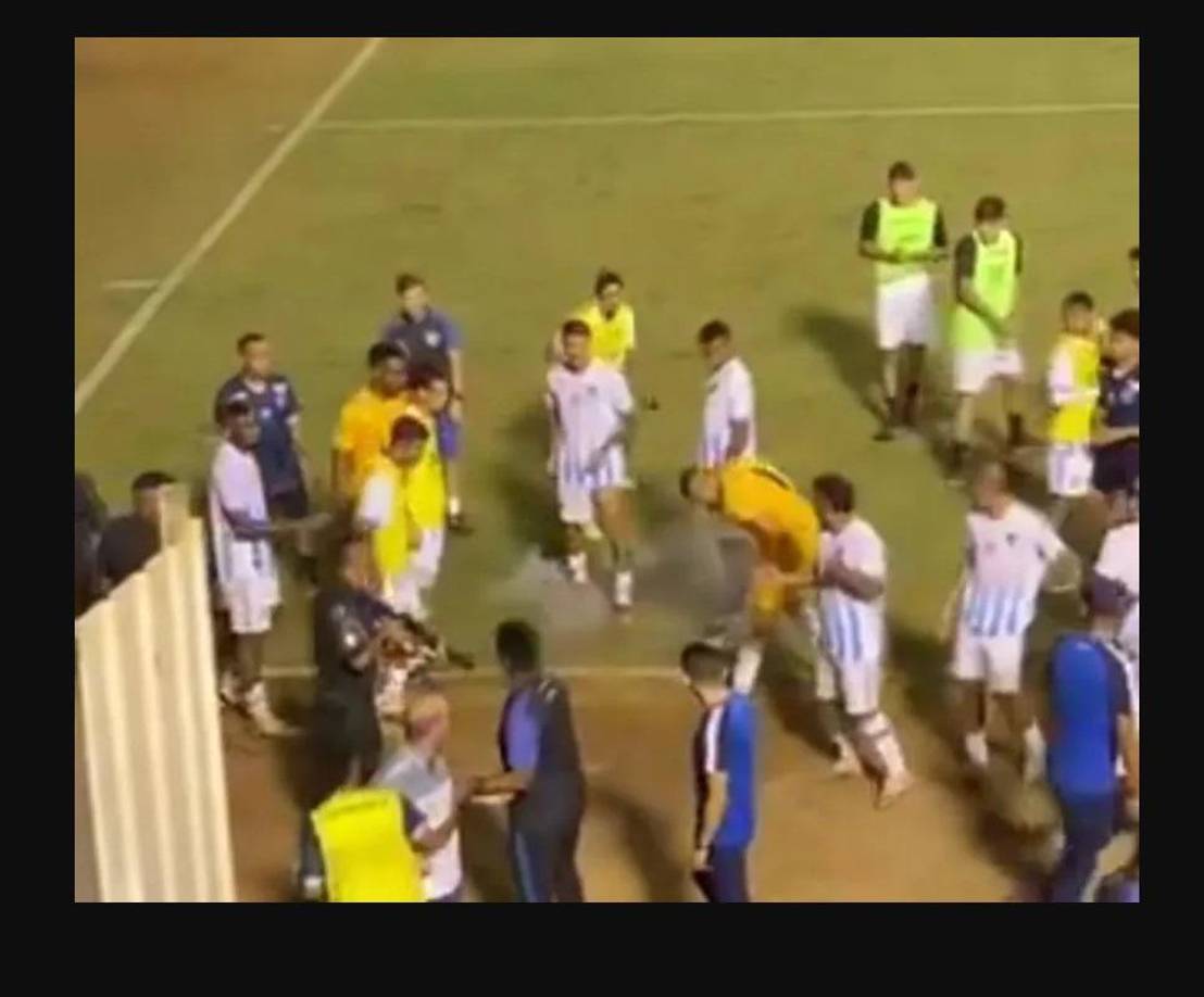 La secuencia se dio en un duelo correspondiente a la fecha 12 del Campeonato Goiano entre Gremio Esportivo Anápolis y Centro Oeste. ¿Qué pasó? El partido terminó caldeado y ambos planteles protagonizaron un encontronazo. Un agente de Seguridad observó la situación y tomó la decisión de abrir fuego para intentar disiparlos.