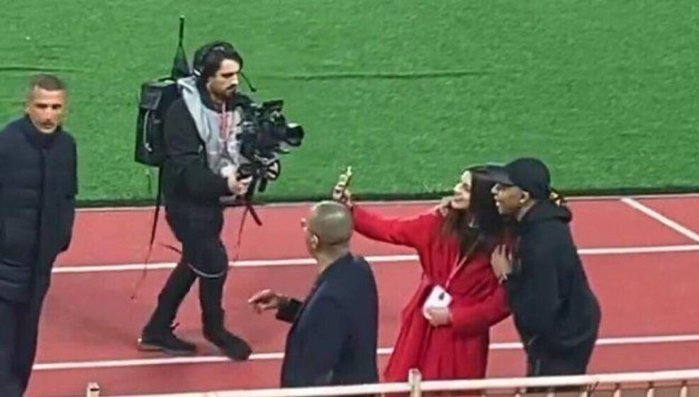 Una vez finalizado el encuentro 0-0, el delantero bajó nuevamente al campo para saludar al plantel y felicitarlos por al menos empatar. Una chica aprovechó para tomarse una fotografía con él.