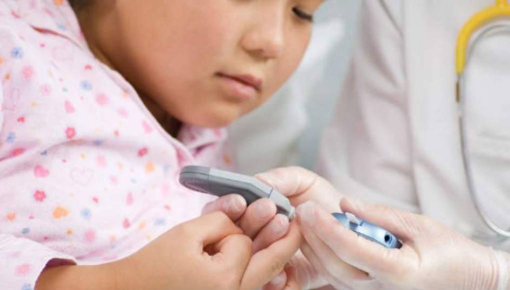 Nuevo tratamiento podría controlar el azúcar bajo en niños con trastorno de la insulina