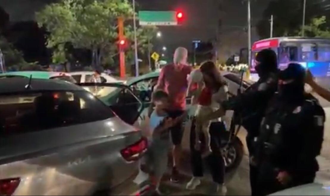 Taxistas agreden a turistas en Cancún en ‘cacerías’ a choferes de Uber