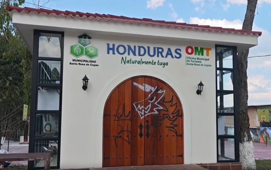 Hondureño llena de grafiti un parque, lo sube a redes; su papá lo entrega a las autoridades