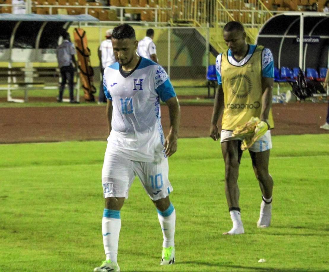 Alex López se fue del estadio con rostro triste y serio tras el empate de Honduras ante Cuba.