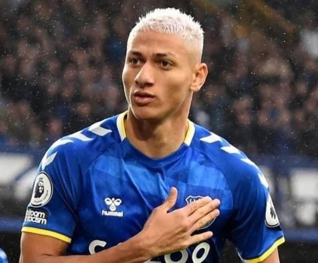 El Chelsea y Tottenham están tras los pasos de Richarlison. El delantero brasileño le informó al Everton que no planea seguir en sus filas.