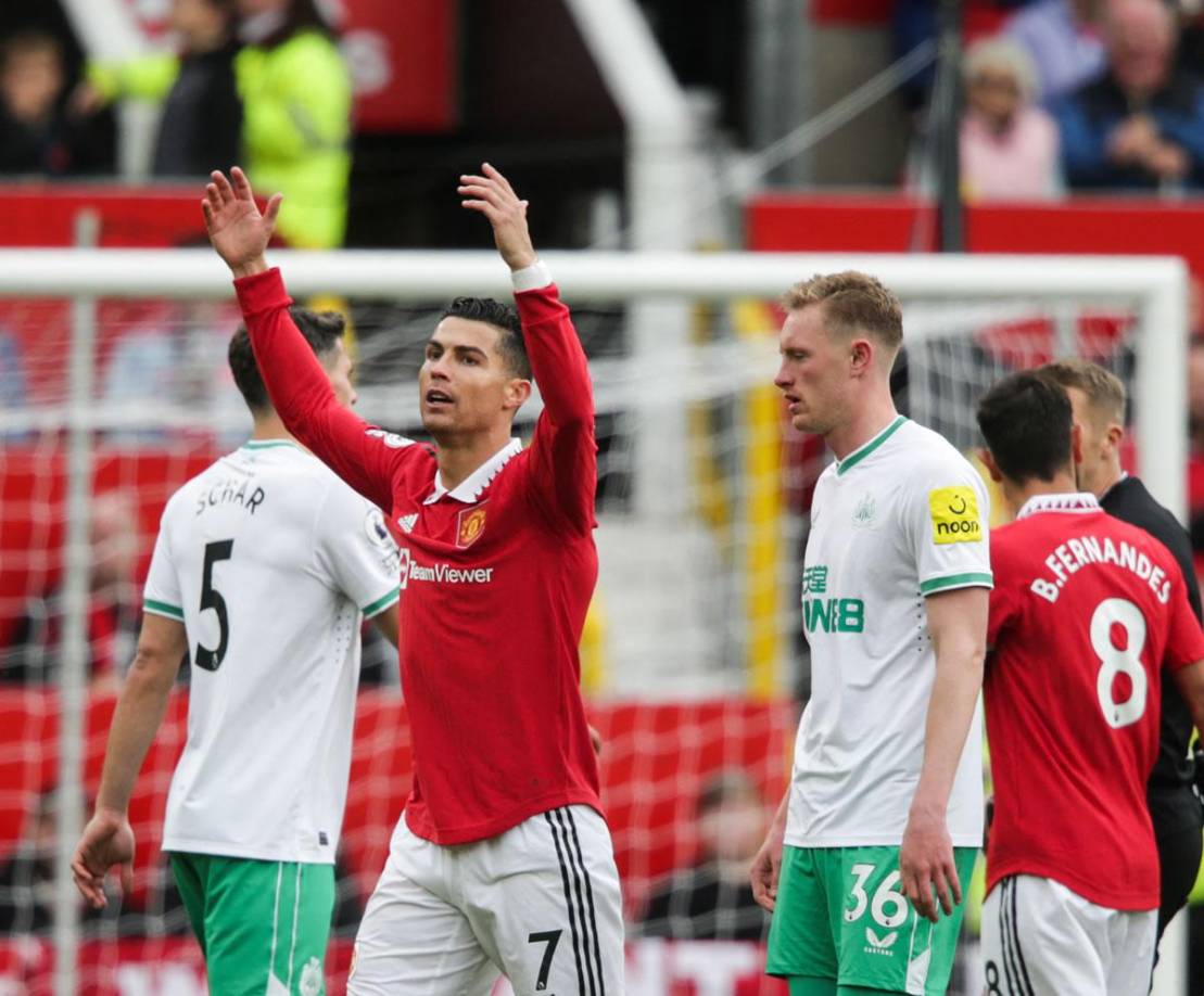 Cristiano Ronaldo reaccionó muy molesto por la amonestación.