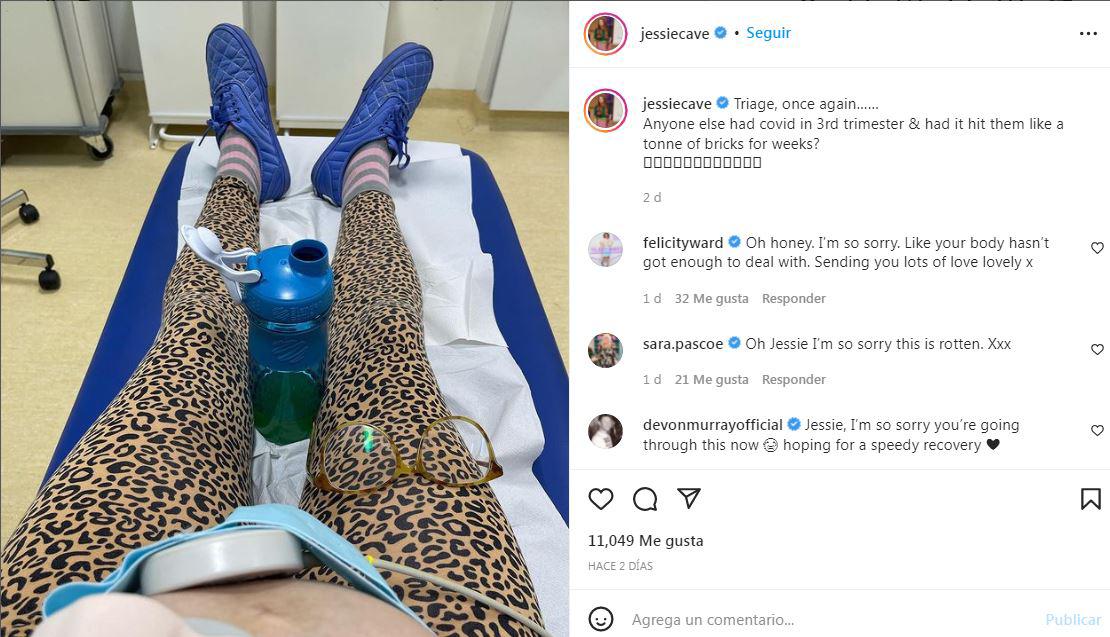 “En suspenso, una vez más...”, escribió la actriz, de 34 años, al lado de una imagen de ella sentada en una camilla, con un monitor atado a su vientre.