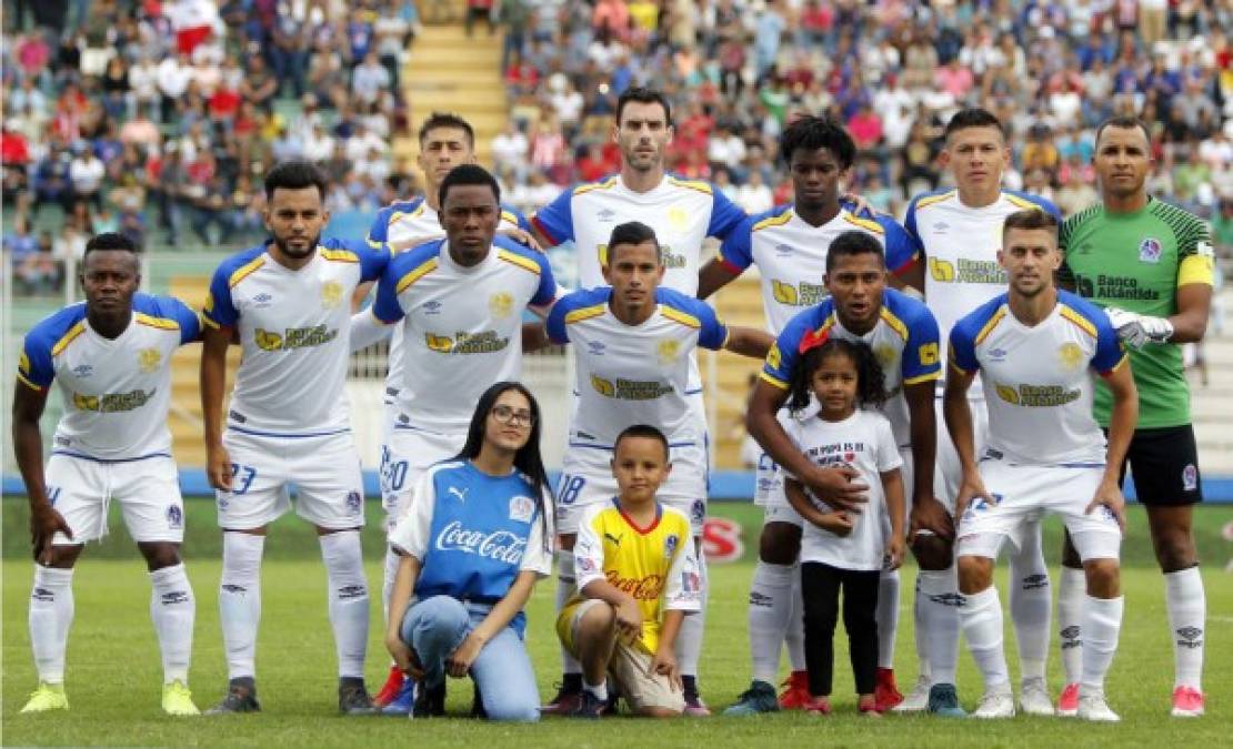 El once titular del Olimpia posando con varios niños.