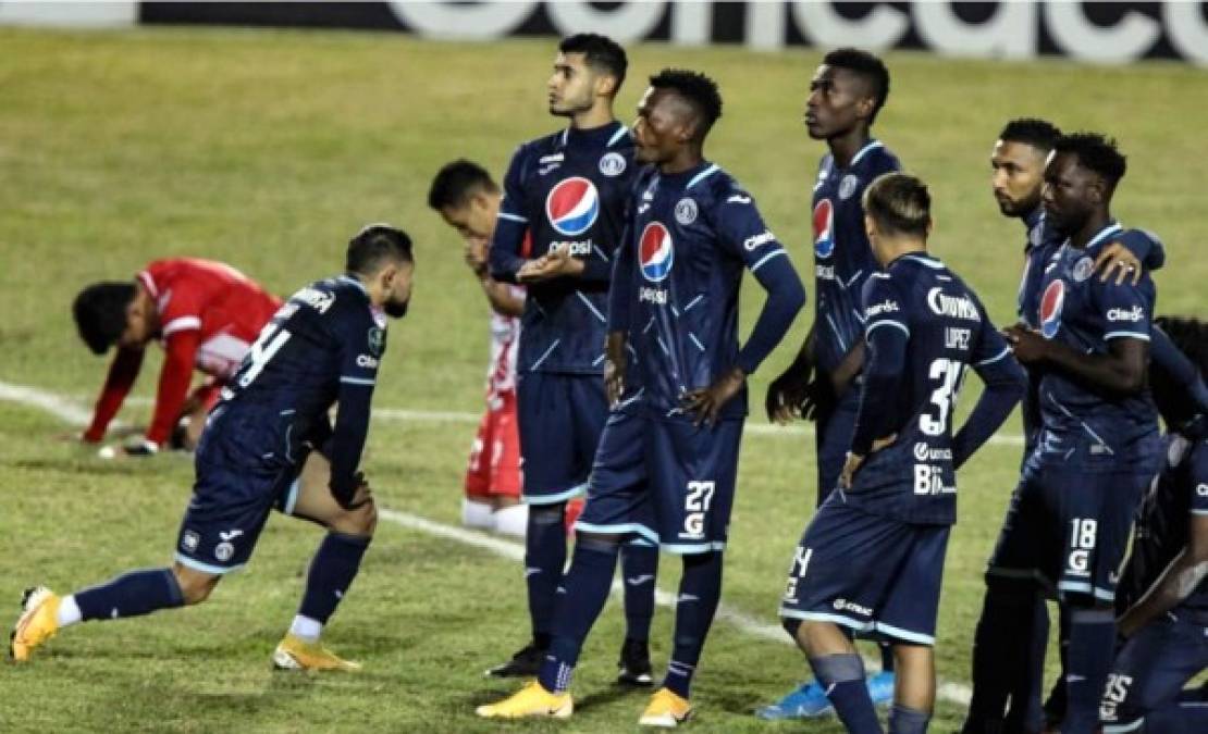 Los jugadores del Motagua no podían creer lo ocurrido en los penales.