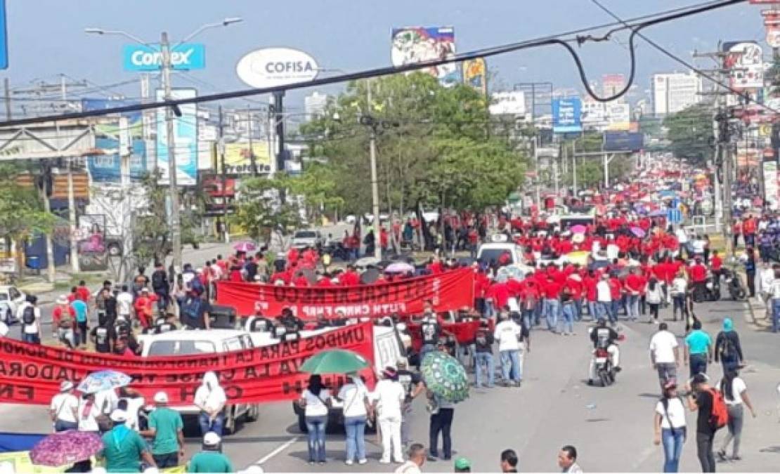 Los dirigentes sindicales llevaron sus mantas con consignas del Día del Trabajador.