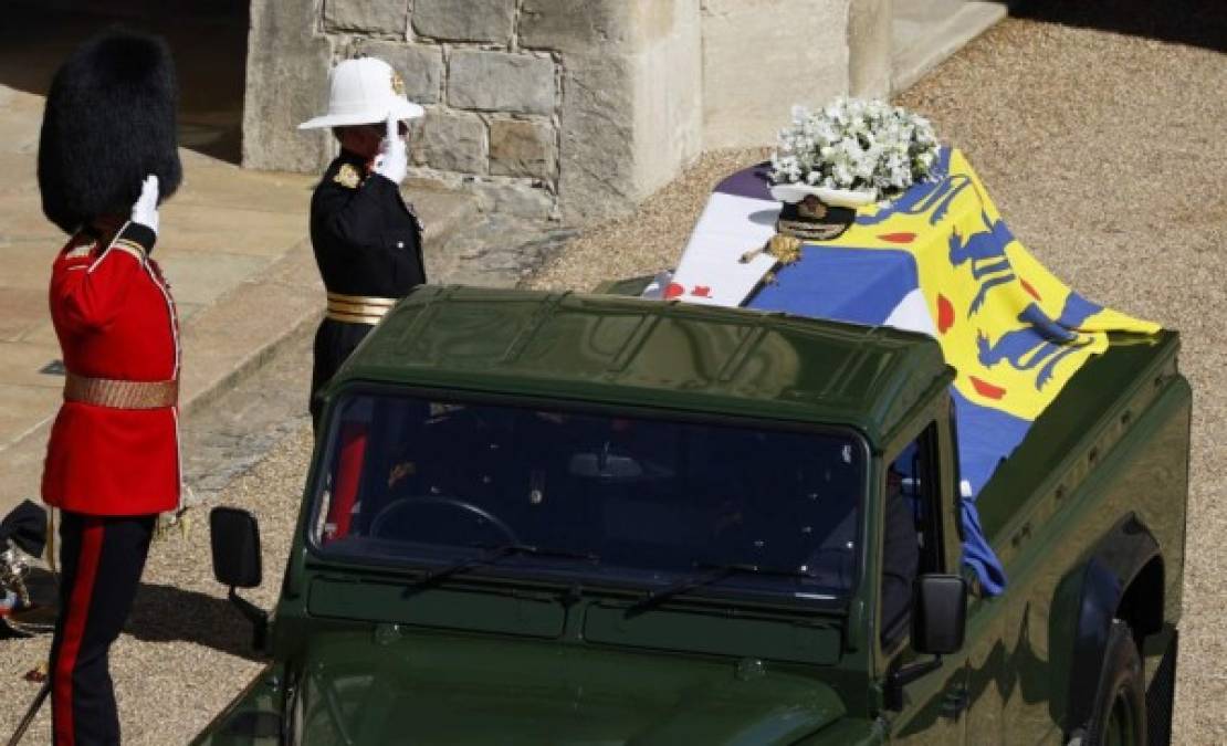 El acto comenzó con un minuto de silencio antes del oficio religioso en San Jorge, la capilla gótica del siglo XV situada en el casi milenario castillo de Windsor, unos 50 km al oeste de Londres.<br/><br/>Luciendo sus medallas militares sobre trajes civiles, los cuatro hijos y varios de los nietos de la pareja real acompañaron a pie hasta allí al Land Rover verde, especialmente diseñado por Felipe para llevar su féretro, durante un breve cortejo fúnebre por los jardines del castillo.