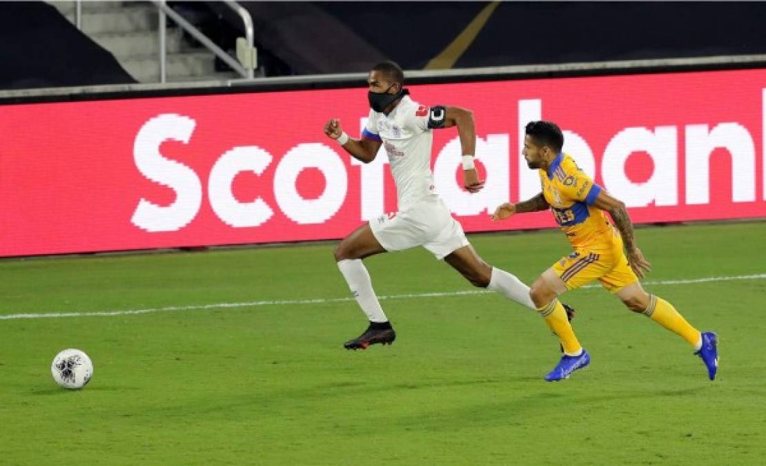 Jerry Bengtson superando en velocidad al mexicano Javier Aquino.