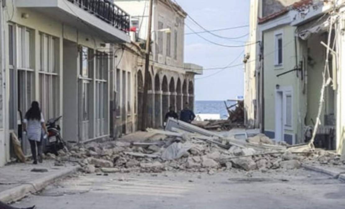La magnitud del sismo, que se produjo a una decena de kilómetros de profundidad, fue evaluada por el Instituto Geofísico Americano (USGS) con una magnitud de 7 y de 6,6 por las autoridades turcas.