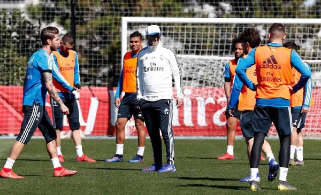 El flamante técnico del Real Madrid, Zinedine Zidane, dirigió este miércoles su primer entrenamiento con el equipo, tras su nombramiento el lunes. Mira las imágenes más curiosas de su regreso. Fotos Real Madrid.