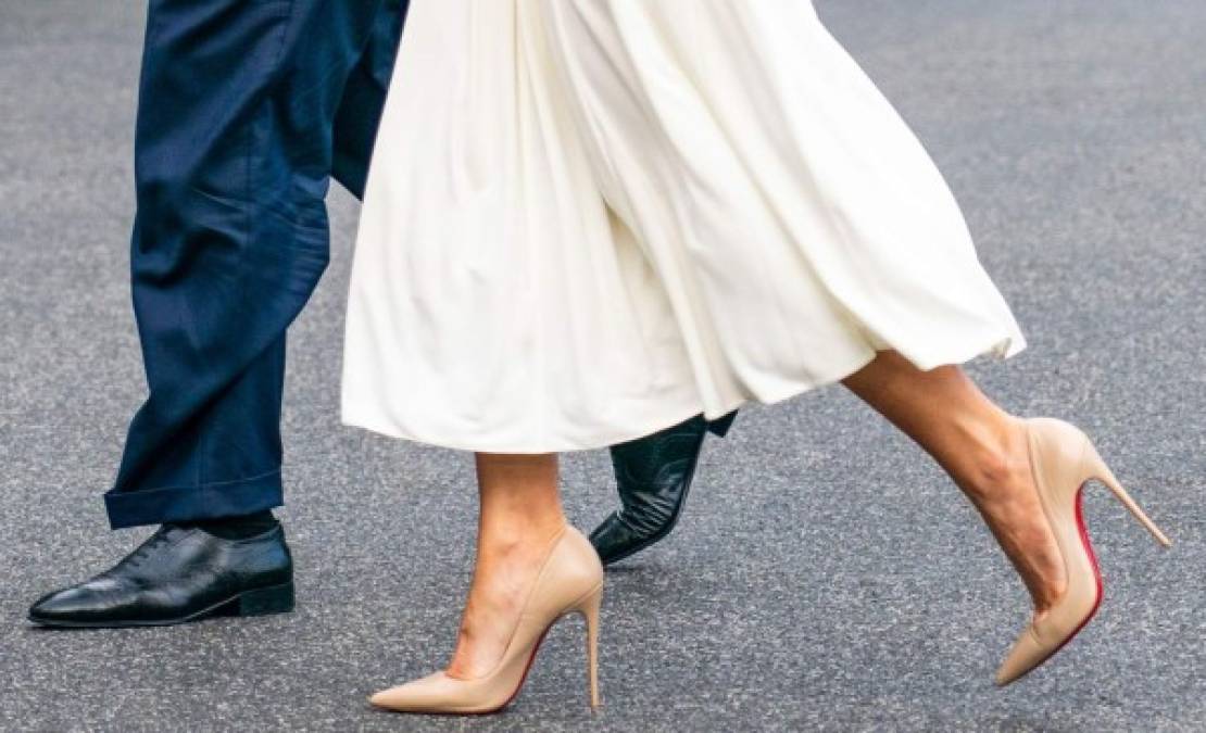 La esposa de Donald Trump combinó su impecable atuendo con sus tradicionales stilettos nude de Christian Louboutin.