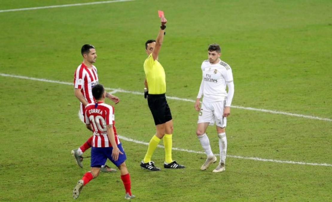 El árbitro José María Sánchez Martínez expulsa a Fede Valverde luego de una falta del uruguayo sobre Álvaro Morata en el tiempo extra.