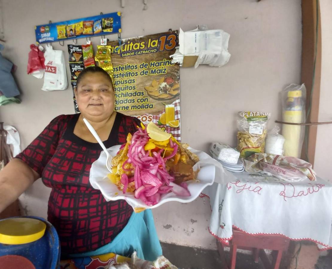Rosa Ramírez pagó estudios de sus hijas vendiendo yuca con pata y chicharrón