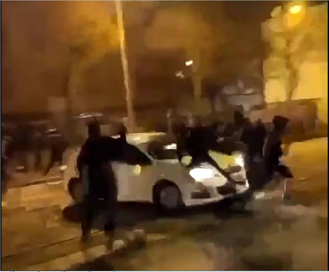 Este es el momento en el que un conductor francés en pánico trató de escapar rápidamente cuando lo que parecían ser fanáticos marroquíes atacaron el automóvil y terminó atropellando al adolecente, que falleció.