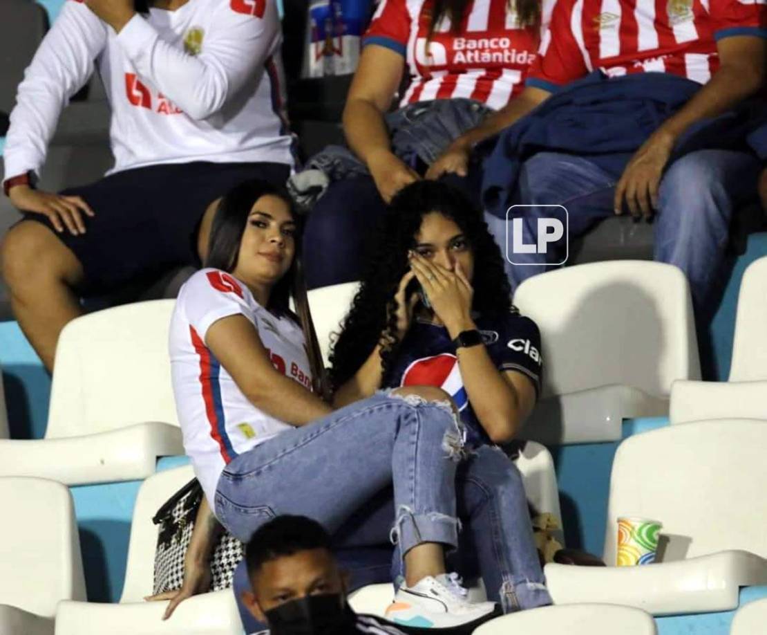 Las chicas, bella presentadora y ambiente de hermandad en el clásico Motagua-Olimpia en el Nacional
