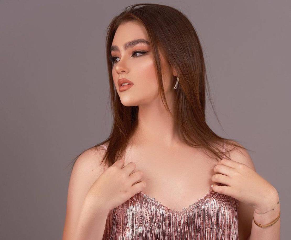 A pesar de su relación con una figura pública, Emily ha logrado mantener un perfil relativamente bajo en comparación con otras celebridades, compartiendo momentos selectos de su vida privada y enfocándose en sus estudios y pasiones.