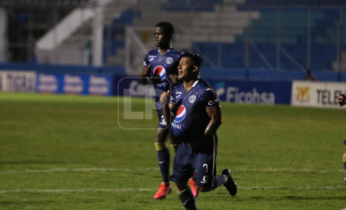 Iván López marcó el primer gol en el juego y así lo festejó.