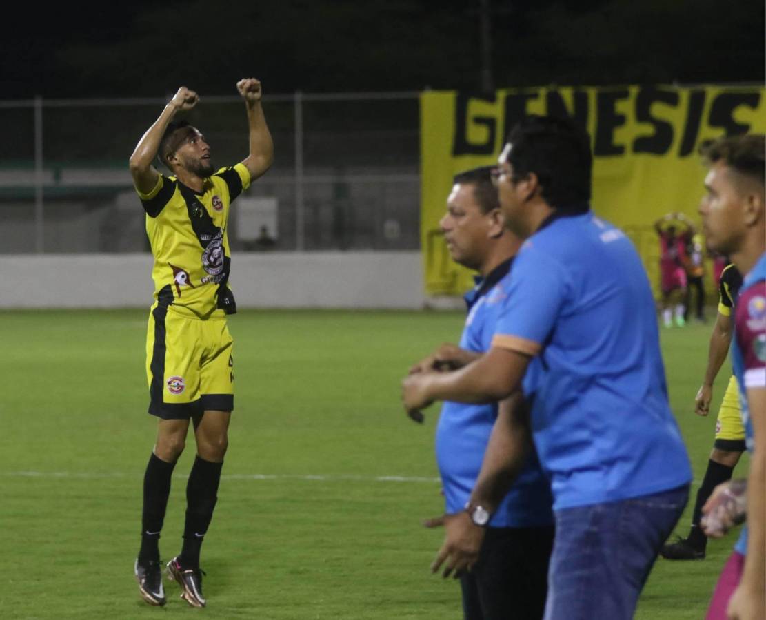Óscar Padilla Discua celebrando el gol que le dio la victoria al Génesis de Comayagua.