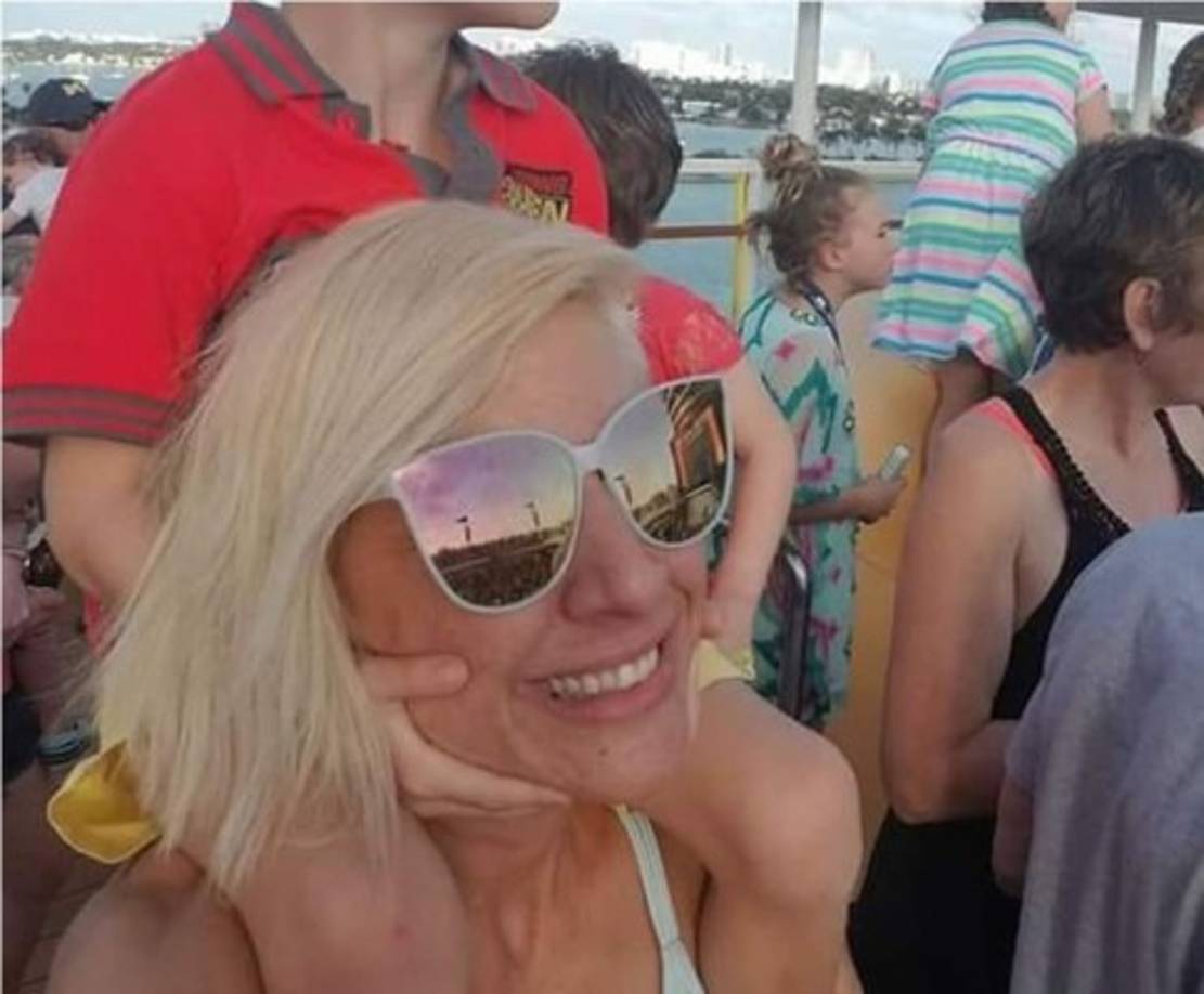 Versiones preliminares indican que Sue Mack se conducía en su camioneta, color gris, cuando fue sorprendida de varios disparos que le quitaron la vida.