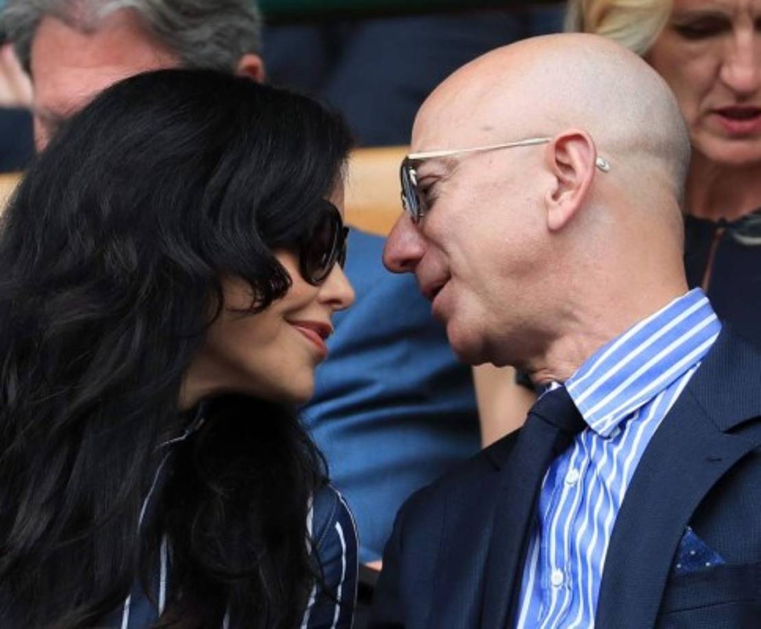 Bezos se comprometió con Sánchez un año después de finalizarse su divorcio con la mujer que lo ayudó a construir su imperio.