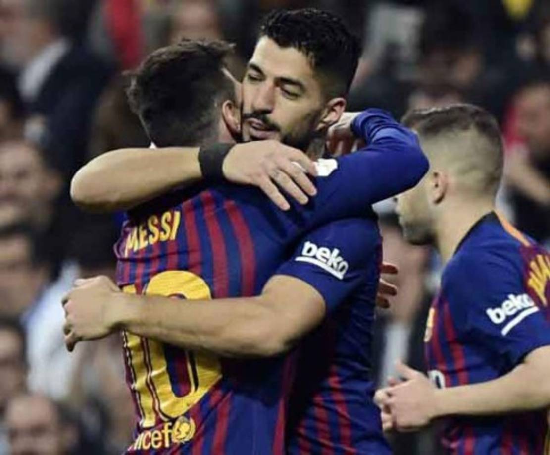 Messi permitió que Suárez lanzara el penal y fue a felicitar al crack uruguayo tras el penal.