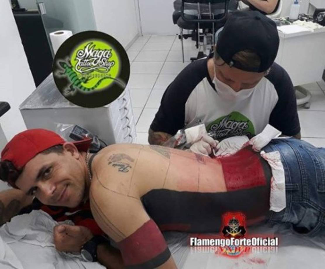 El citado medio expone que Dos Anjos ahorró durante cierto tiempo y vendió su motocicleta: esto para pagar los gastos que le llevarían tatuarse la camisa del Flamengo. Pero al principio, luego un tatuador se ofreció para tatuarlo de forma gratuita.