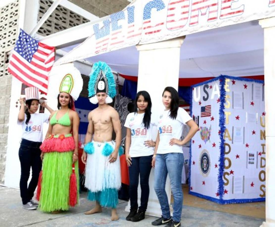 Alumnos del Liceo Brassavola Nacional en el stand de Estados Unidos.