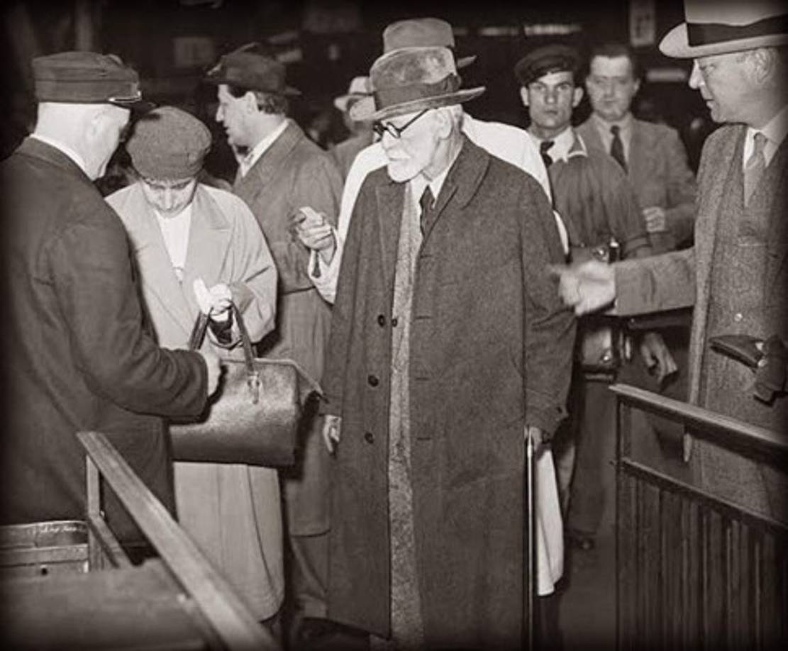 Freud era judio.Sus hermanas fueron asesinadas en los campos de concentración nazi.Sus libros fueron quemados y prohibidos. Foto:Historiasladob.blogspot.com