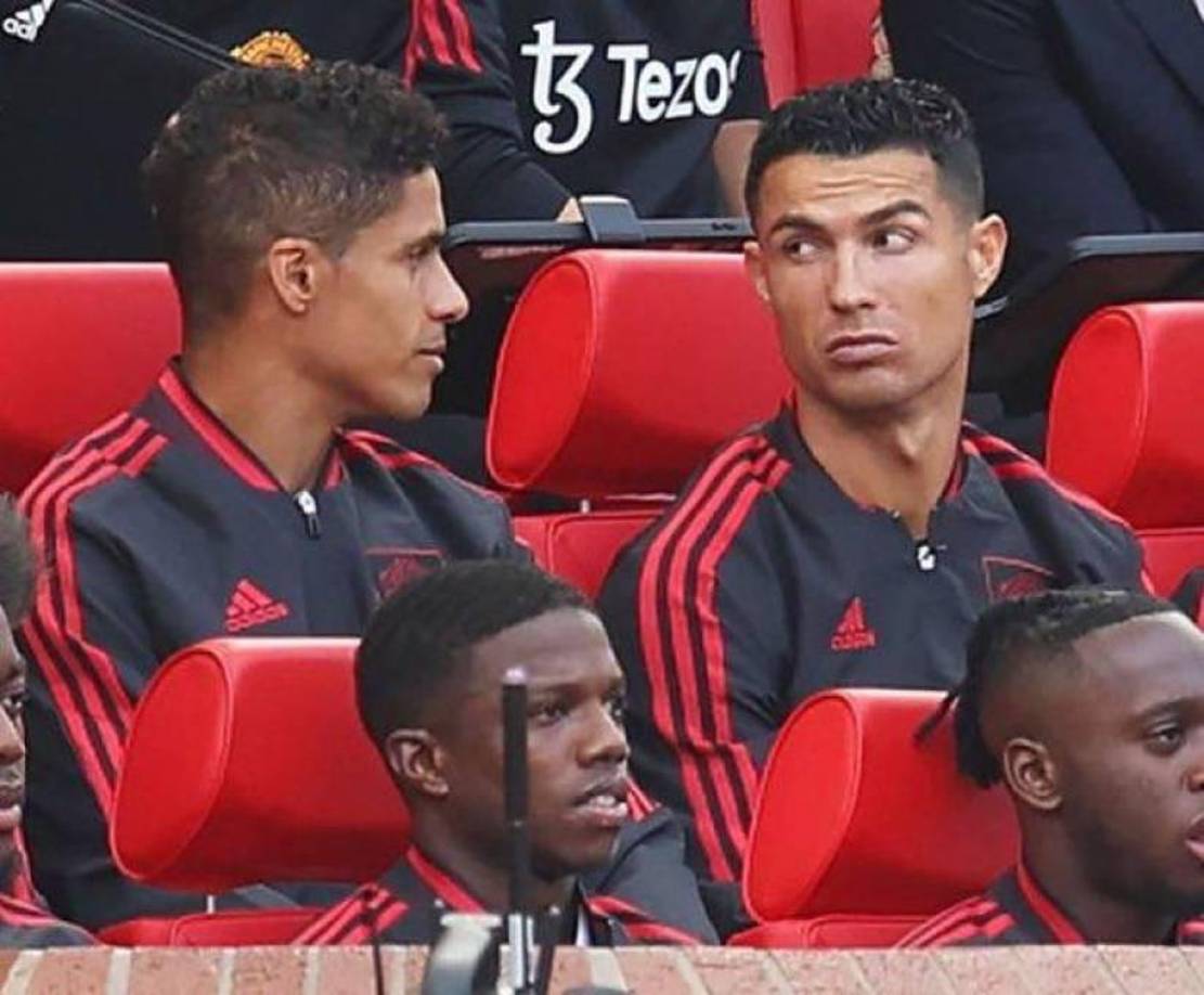 Cristiano Ronaldo junto a Varane al ver el desastre del Manchester United en su primer partido en la nueva temporada de la Premier League.