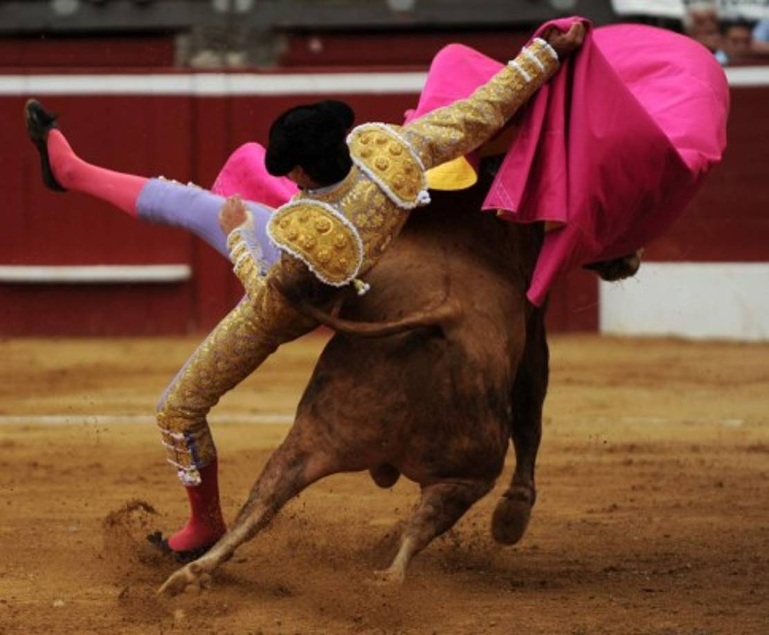 CORRIDA DE TOROS. ¡Casi! El matador español Andrés Roca resbala después de un pase de un toro en Mont de Marsan durante el festival de La Madeleine, al suroeste de Francia. Foto: AFP/Iroz Gaizka
