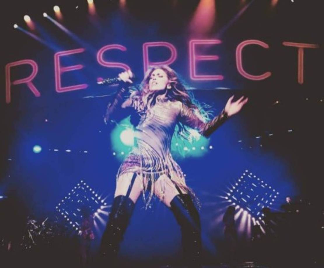 Ella canta, baila, mueve sus caderas y se acerca a los asistentes, como sucedió la noche del miércoles.