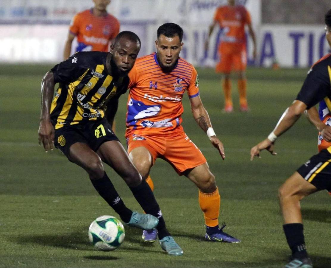 Gerson Chávez conduciendo el balón ante la marca de Cristopher Urmeneta.