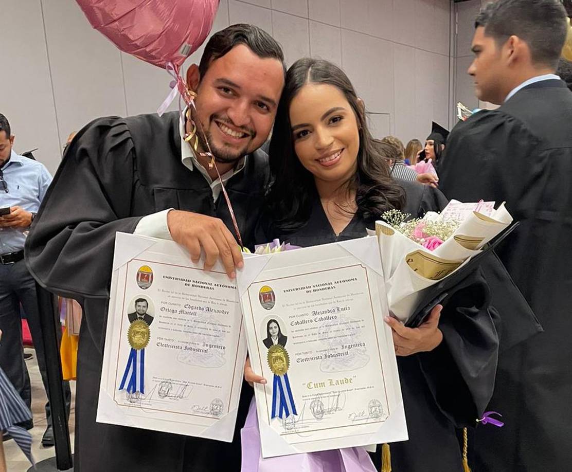 Alexander Ortega y Alejandra Lucía Caballero recibieron sus títulos como Ingenieros Eléctricos Industriales.