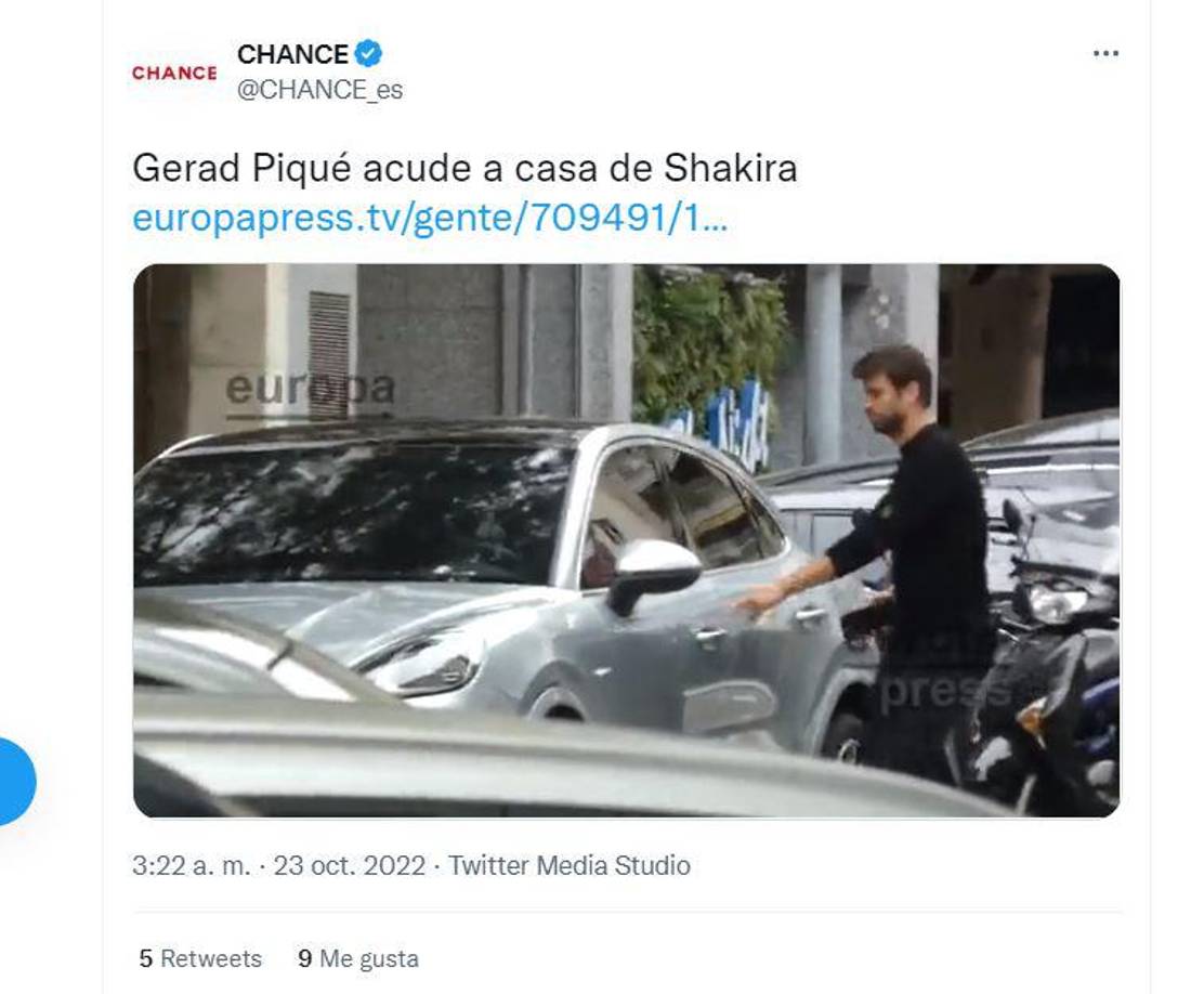 Visita. En esta imagen se puede ver al deportista llegando a la casa de Shakira, luego del momento difícil que vive la cantante por el estado delicado de salud de su progenitor.