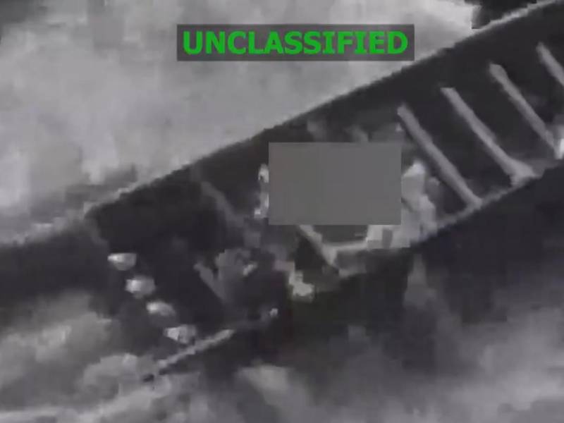 Captura de video tomada de la cuenta oficial de la red social X @Southcom del Comando Sur de Estados Unidos que muestra el ataque a una lancha este lunes en aguas internacionales.