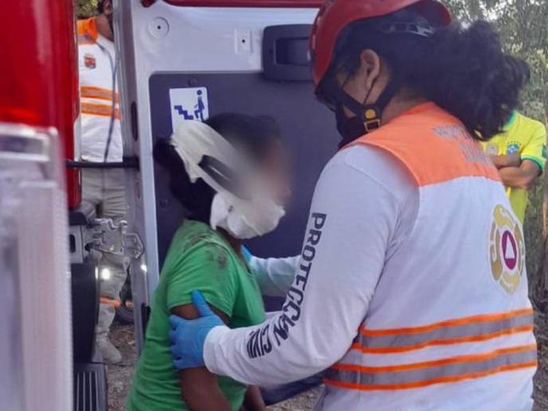 Las autoridades de Protección Civil de Chiapas brindaron asistencia a los migrantes accidentados.