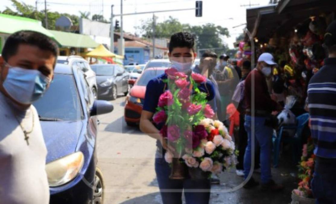 Los puestos de venta de arreglos florales del marcado Guamilito de San Pedro Sula lucieron abarrotados de personas en el Día de San Valentín.
