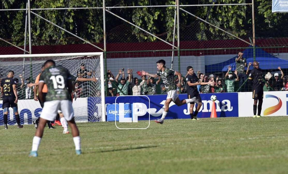 Juan Vieyra corre a celebrar su golazo contra los Potros del Olancho FC.