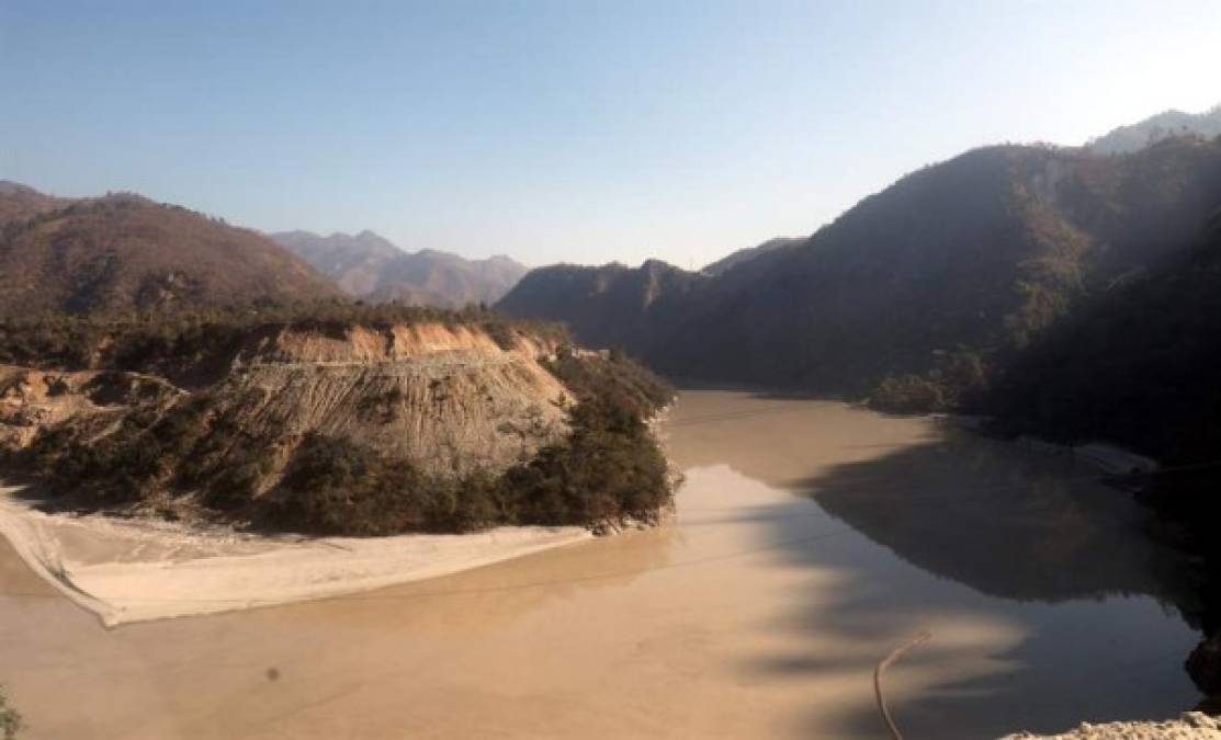 Las autoridades declararon que la represa fue arrasada por la crecida provocada por la caída de una parte del glaciar que se desprendió de una pared de la montaña.