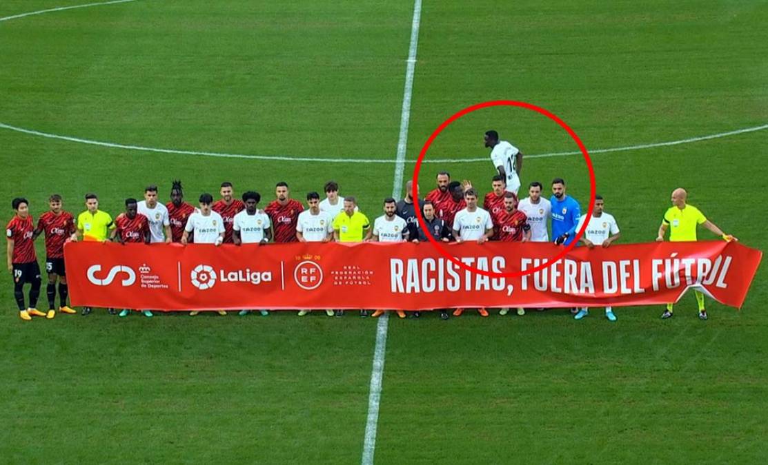 Futbolista del Valencia no posa con la pancarta contra el racismo como protesta