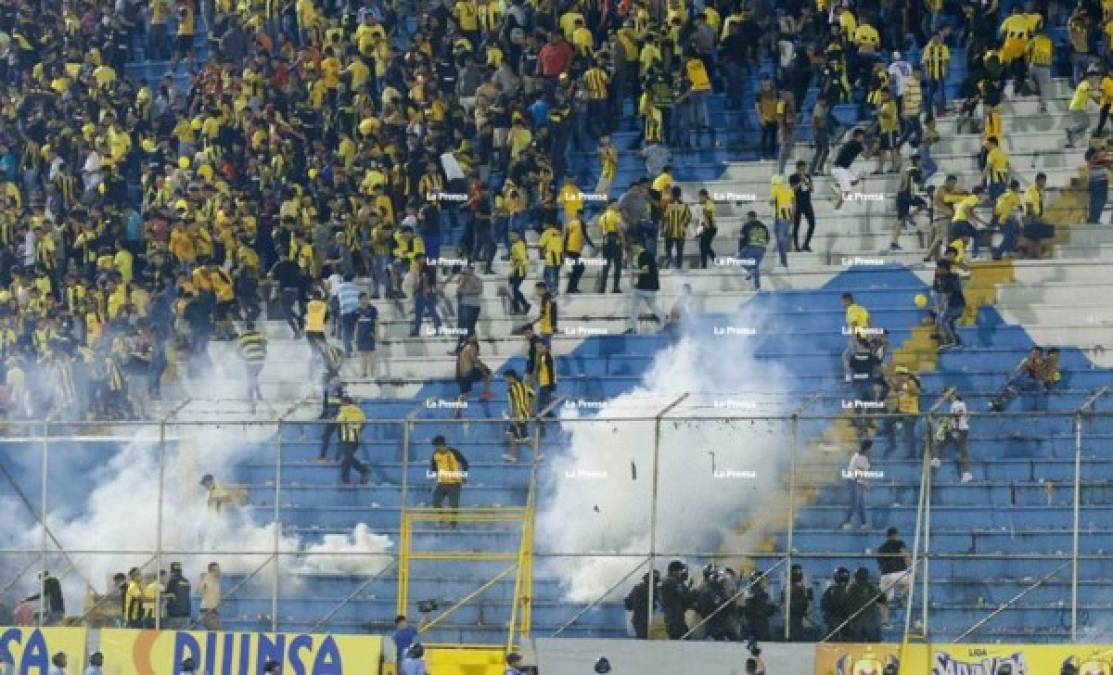 Cuando estaba en plena disputa el partido, los actos de disturbios se hicieron presentes una vez más en el estadio Morazán.