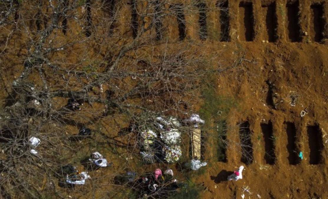 La falta de planificación y coordinación entre las autoridades de salud federales y sus homólogos estatales y municipales tuvieron consecuencias fatales. En América Latina, Brasil es el país más afectado por la pandemia, en muertes y decesos. Foto AFP