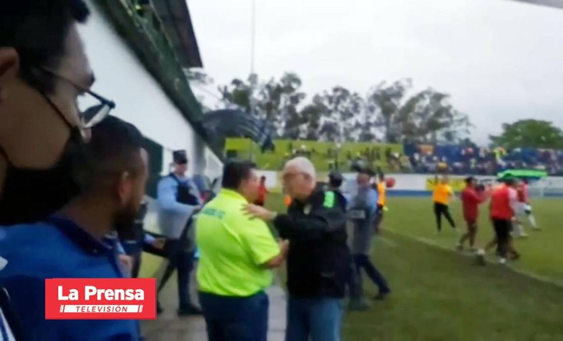 Tras el pitazo final, Manuel Keosseián se acercó a saludar a Samuel García, presidente del Olancho FC.