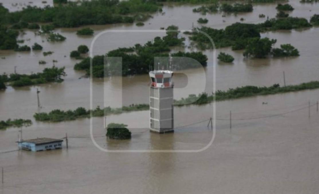 Iota y Eta dejaron destruida la terminal aérea del aeropuerto de San Pedro Sula.