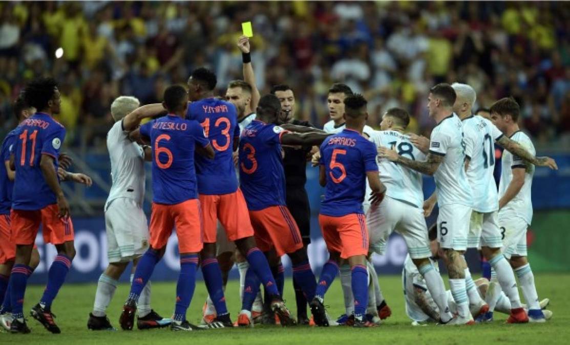 Una bronca se armó entre los jugadores después de una falta de Juan Guillermo Cuadrado sobre Messi. El colombiano fue amonestado.