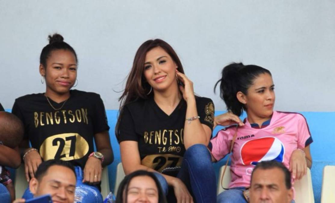 La hermosa Yarely Espinal, esposa del delantero Jerry Bengtson, fue otra de las hermosas chicas que cautivó en las graderías del estadio Nacional de Tegucigalpa.