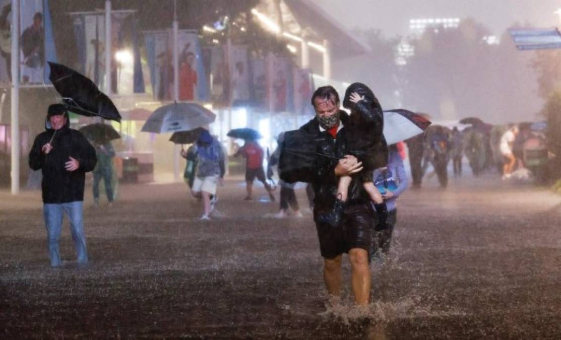 Las calles se convirtieron en ríos en algunas partes de la capital comercial y cultural de Estados Unidos.