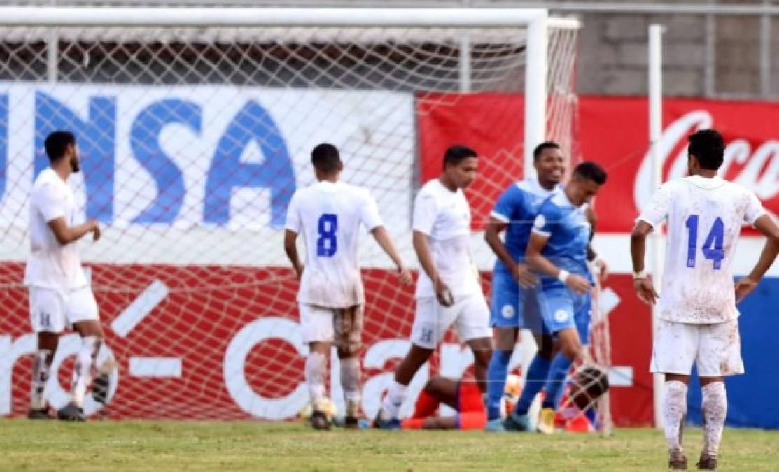 Pese a quedarse con un jugador menos, Nicaragua abrió el marcador con gol de Carlos Chavarría.